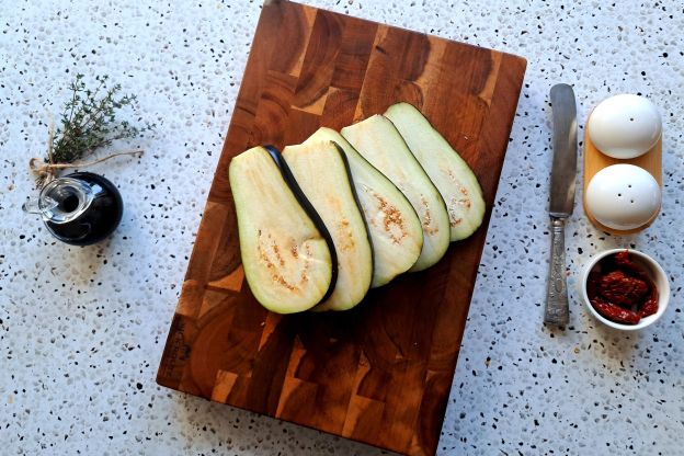 roladki z bakłażana z serkiem - krojenie bakłażana w plastry