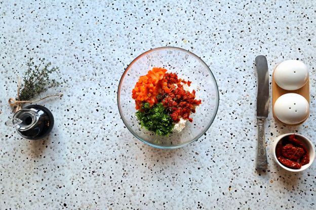 roladki z bakłażana z serkiem - mieszanie farszu