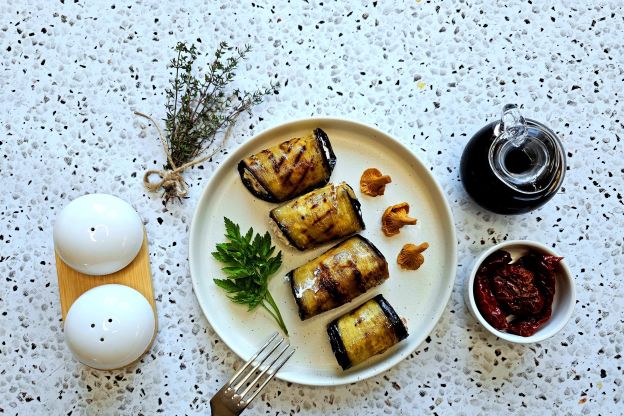 roladki z bakłażana z serkiem - podanie