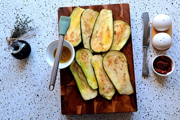 roladki z bakłażana z serkiem - przygotowanie do grillowania