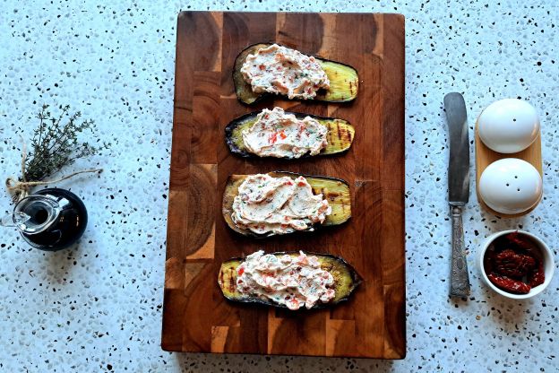 roladki z bakłażana z serkiem - zwijanie