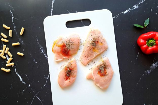 sałatka na andrzejki - doprawianie kurczaka