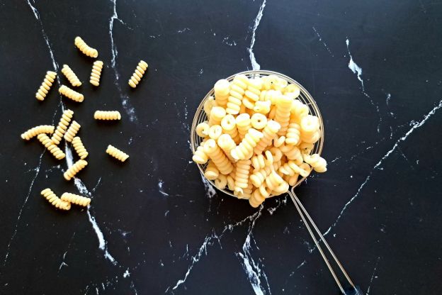 sałatka na andrzejki - gotowanie makaronu