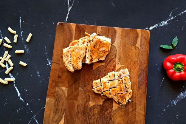 sałatka na andrzejki - krojenie kurczaka