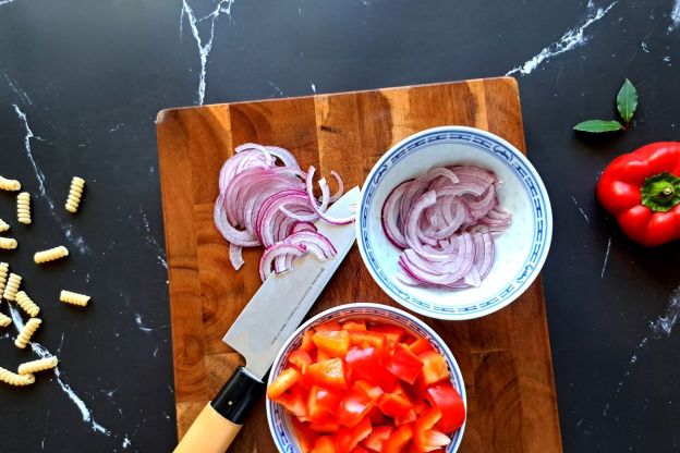 sałatka na andrzejki - krojenie warzyw