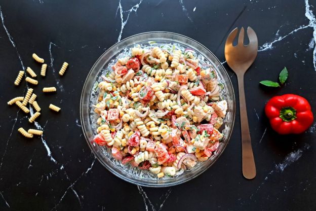 sałatka na andrzejki - mieszanie składników z sosem