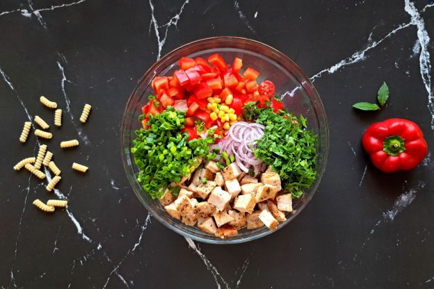 sałatka na andrzejki - mieszanie składników