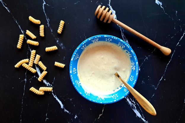 sałatka na andrzejki - mieszanie sosu