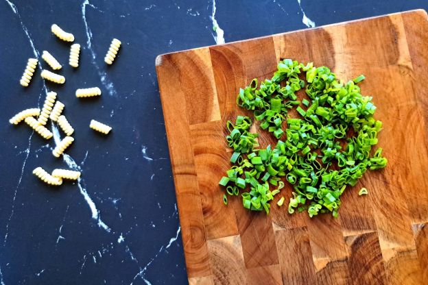 sałatka na andrzejki - siekanie szczypiorku