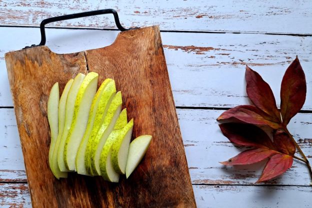 tarta z gruszkami i gorgonzolą - krojenie gruszek