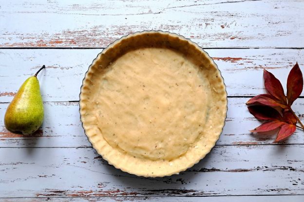 tarta z gruszkami i gorgonzolą - pieczenie spodu