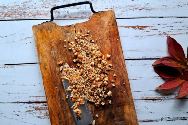 tarta z gruszkami i gorgonzolą - siekanie orzechów