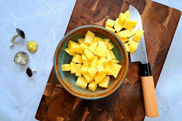 Zupa z gąsek - krojenie ziemniaków