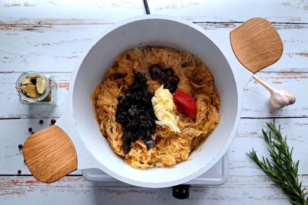 bigos wigilijny - dodanie śliwek