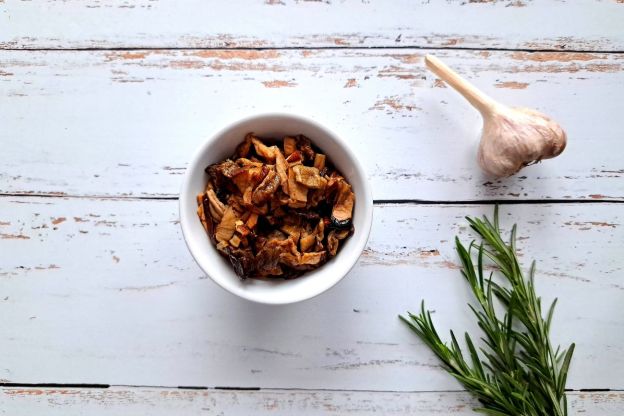 bigos wigilijny - krojenie grzybów