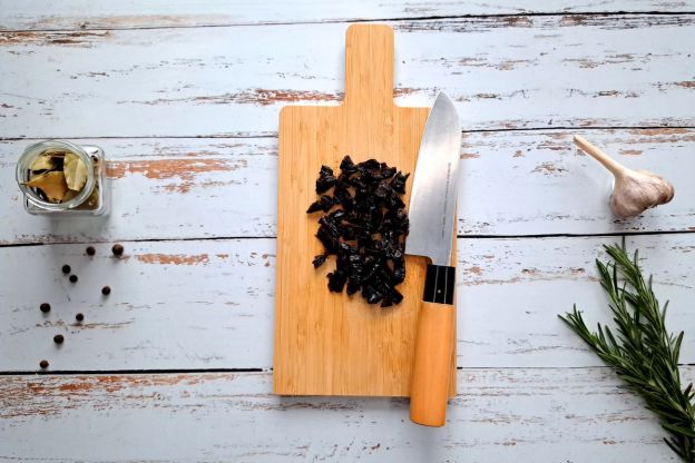 bigos wigilijny - krojenie śliwek