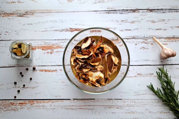 bigos wigilijny - moczenie grzybów