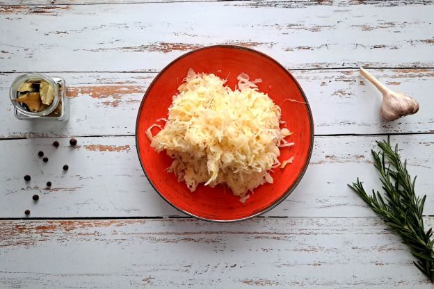 bigos wigilijny - odciskanie kapusty