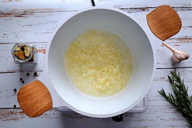 bigos wigilijny - smażenie cebulki