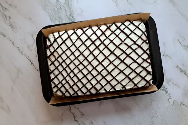 ciasto makowe z brzoskwiniami - dekorowanie czekoladą