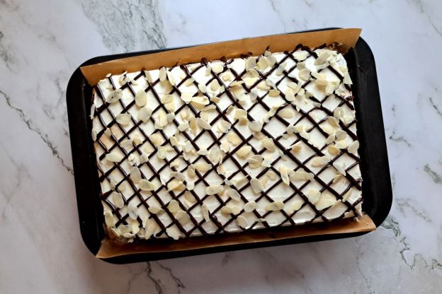 ciasto makowe z brzoskwiniami - dekorowanie płatkami migdałowymi