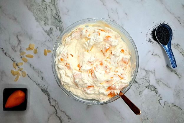 ciasto makowe z brzoskwiniami - krem śmietanowy