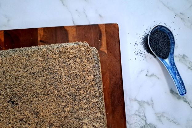 ciasto makowe z brzoskwiniami - krojenie blatów