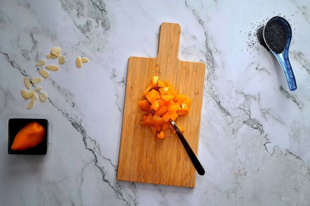 ciasto makowe z brzoskwiniami - krojenie brzoskwiń