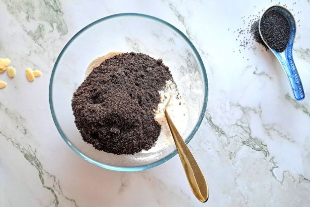 ciasto makowe z brzoskwiniami - mieszanie suchych składników