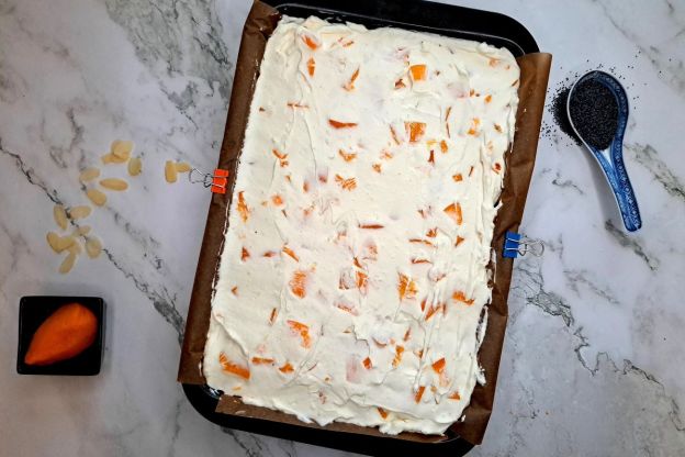 ciasto makowe z brzoskwiniami - składanie warstw