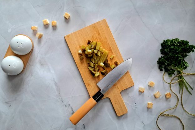 sałatka drwala - krojenie ogórka