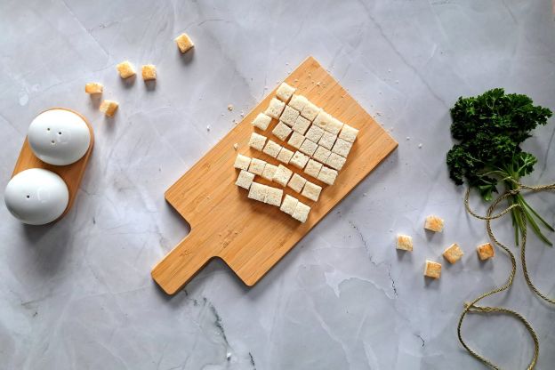 sałatka drwala - pieczenie grzanek