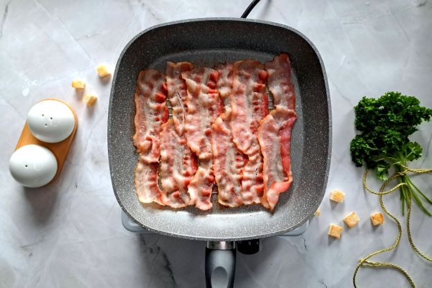 sałatka drwala - smażenie boczku