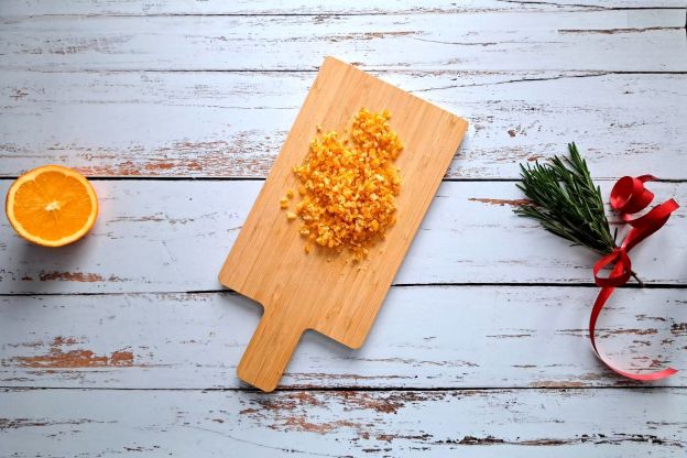 ciasteczka sernikowe - krojenie kandyzowanej skórki pomarańczy