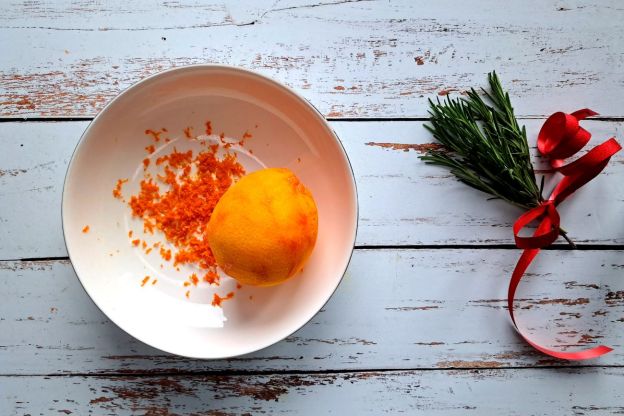 ciasteczka sernikowe - ścieranie świeżej skórki pomarańczy