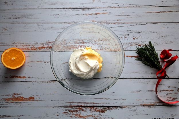 ciasteczka sernikowe - ucieranie masła i sera