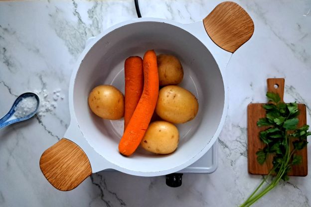 sałatka mimoza - gotowanie jarzyn