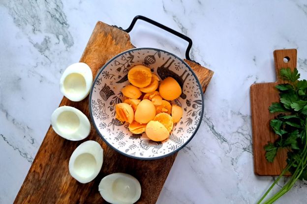 sałatka mimoza - jajka na twardo