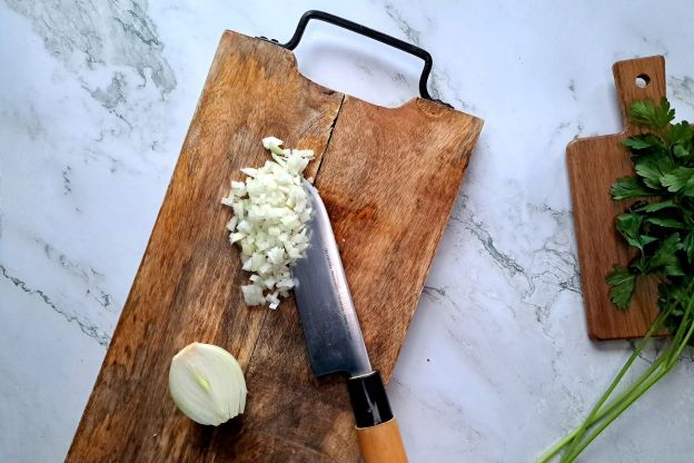 sałatka mimoza - krojenie cebuli