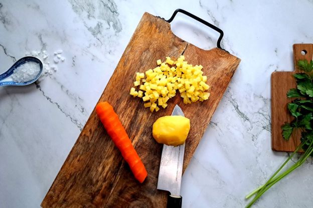 sałatka mimoza - krojenie jarzyn