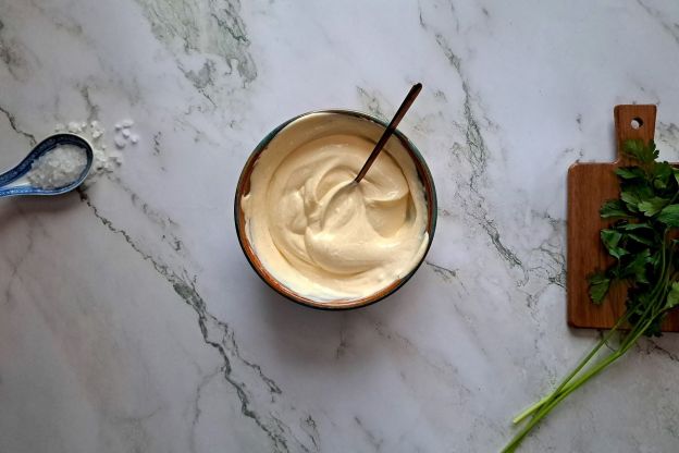 sałatka mimoza - mieszanie sosu