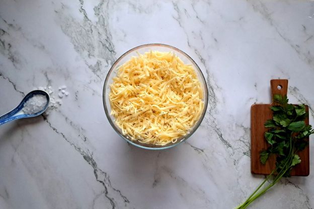 sałatka mimoza - posypanie serem