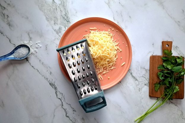 sałatka mimoza - ścieranie sera