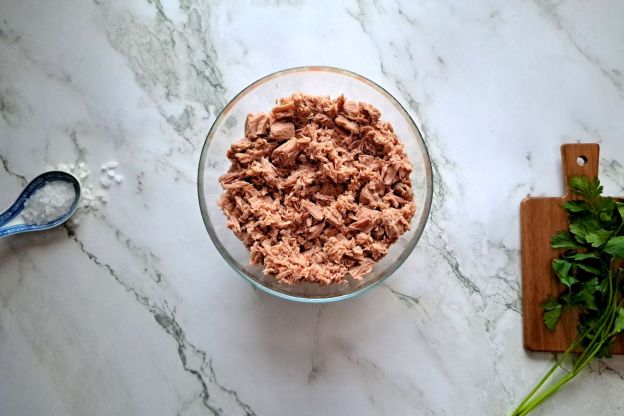 sałatka mimoza - składanie warstw