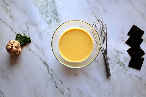 seleryba po grecku - ciasto naleśnikowe z kurkumą