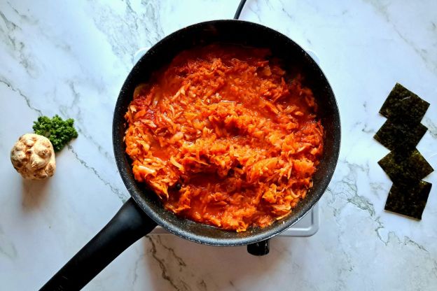 seleryba po grecku - dodanie koncentratu pomidorowego