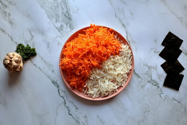 seleryba po grecku - ścieranie warzyw