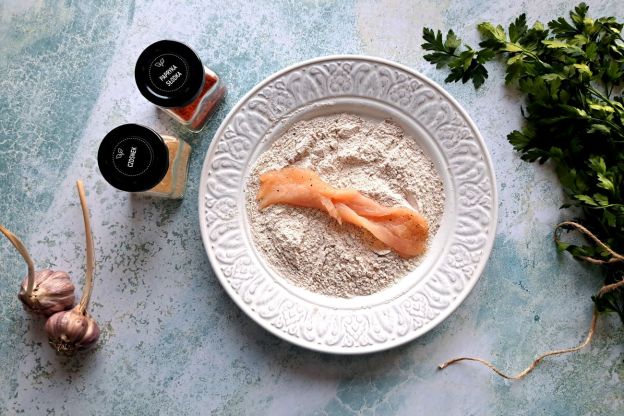 faworki z kurczaka - obtaczanie w mące