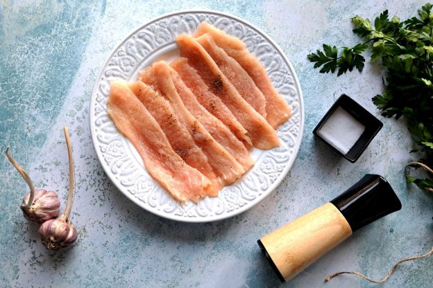 faworki z kurczaka - przyprawianie mięsa