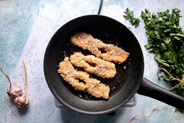 faworki z kurczaka - smażenie